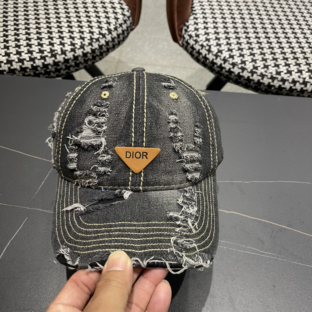  迪奥街头复古水洗破洞鸭舌帽小众磨破毛
边牛仔棒球帽