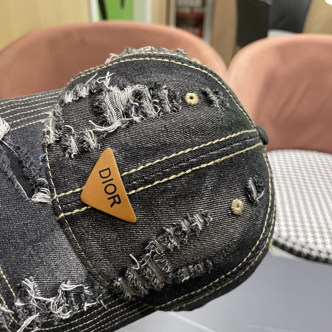  迪奥街头复古水洗破洞鸭舌帽小众磨破毛
边牛仔棒球帽