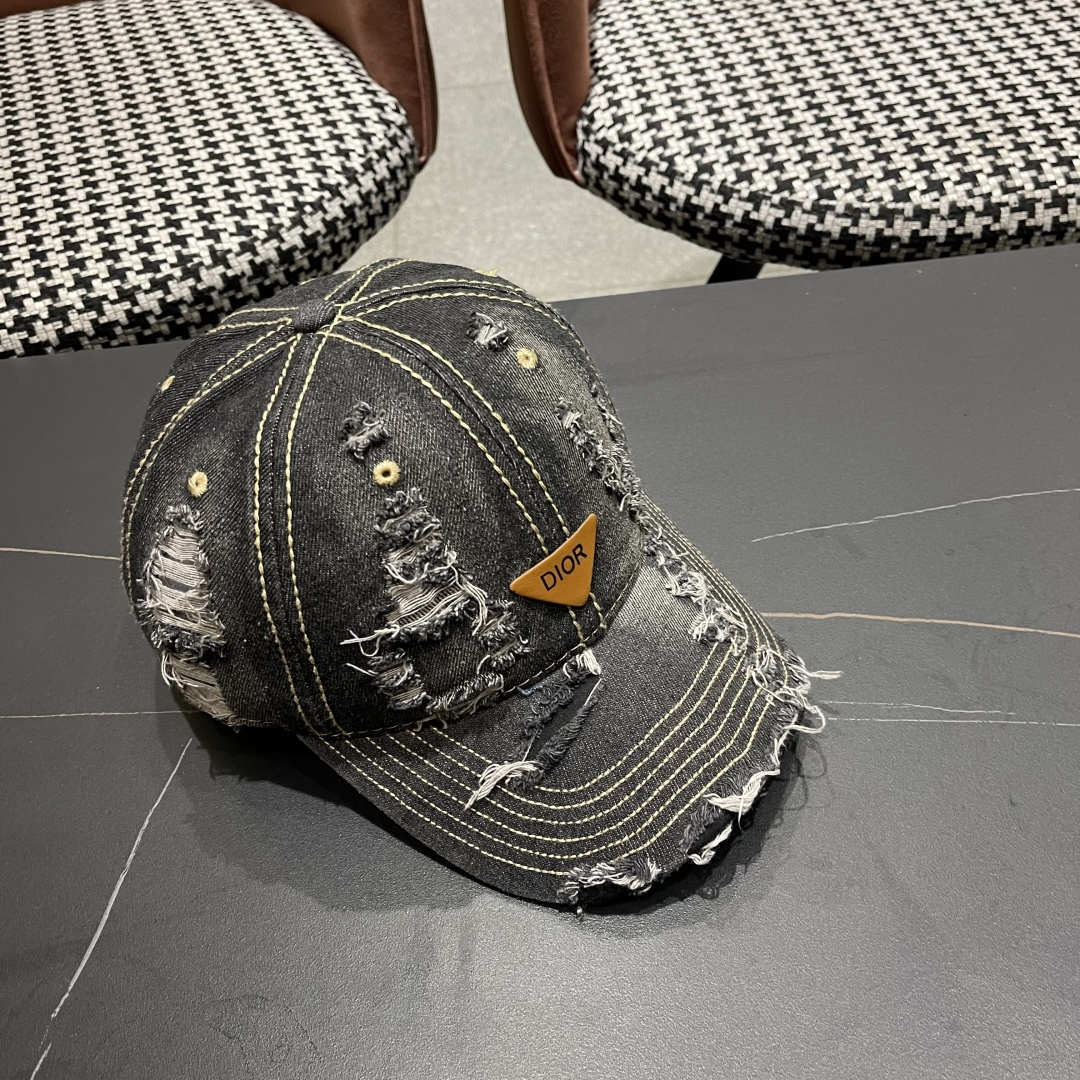  迪奥街头复古水洗破洞鸭舌帽小众磨破毛
边牛仔棒球帽