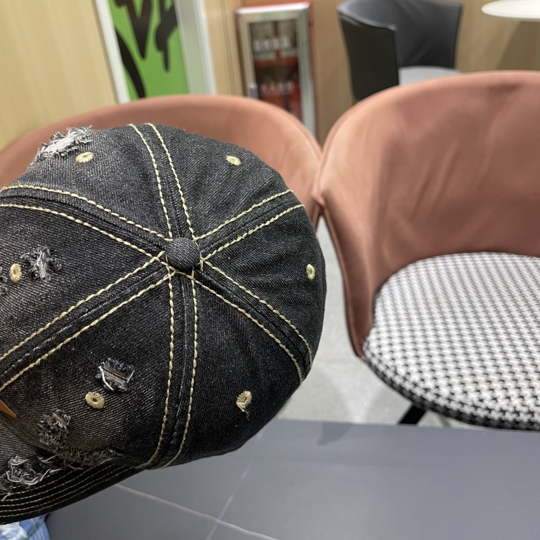  迪奥街头复古水洗破洞鸭舌帽小众磨破毛
边牛仔棒球帽