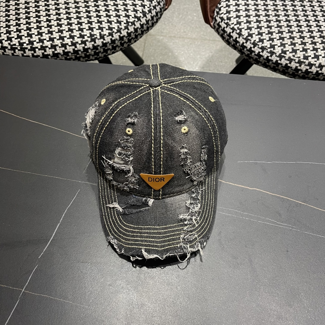  迪奥街头复古水洗破洞鸭舌帽小众磨破毛
边牛仔棒球帽