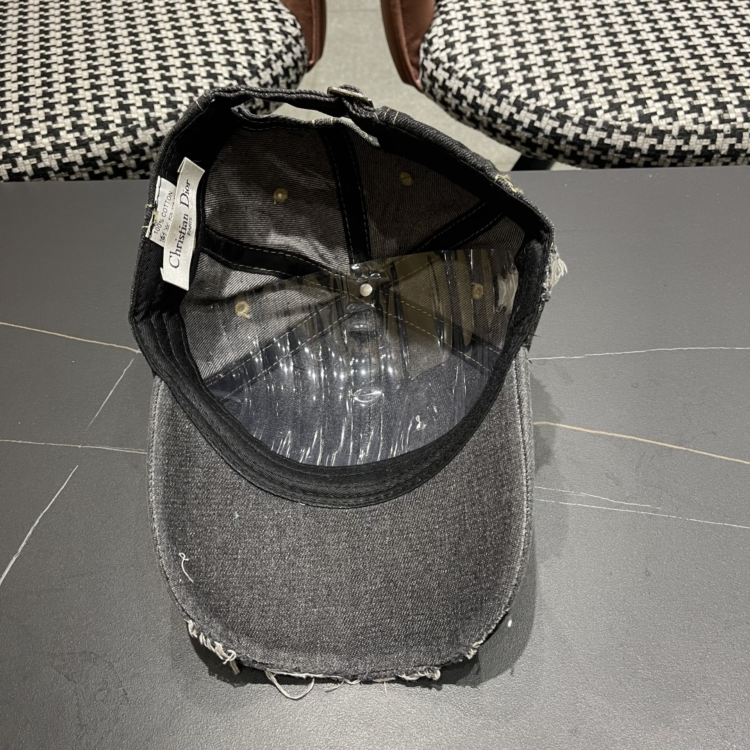  迪奥街头复古水洗破洞鸭舌帽小众磨破毛
边牛仔棒球帽