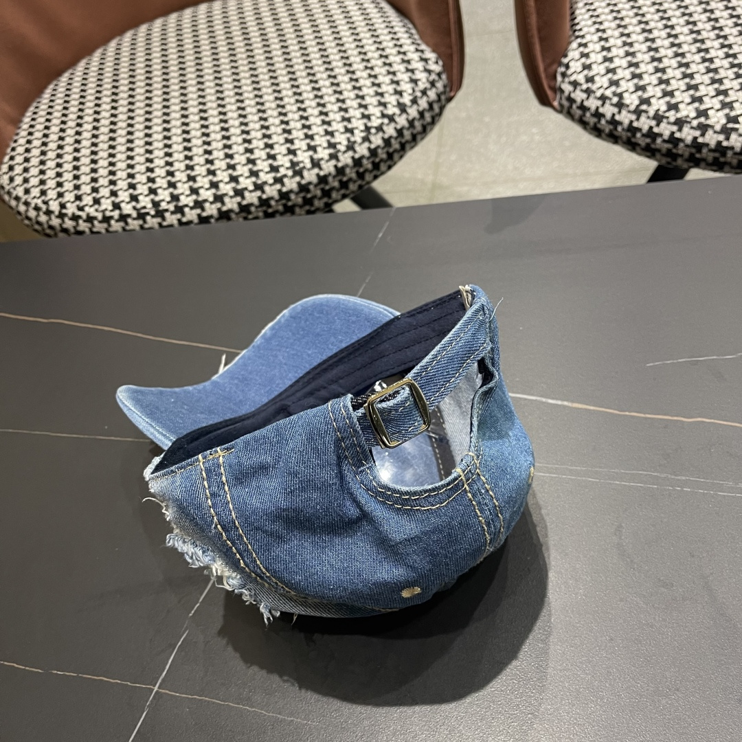  迪奥街头复古水洗破洞鸭舌帽小众磨破毛
边牛仔棒球帽