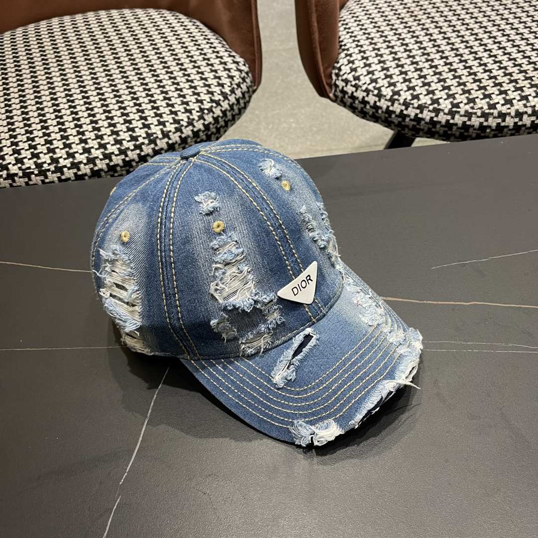  迪奥街头复古水洗破洞鸭舌帽小众磨破毛
边牛仔棒球帽