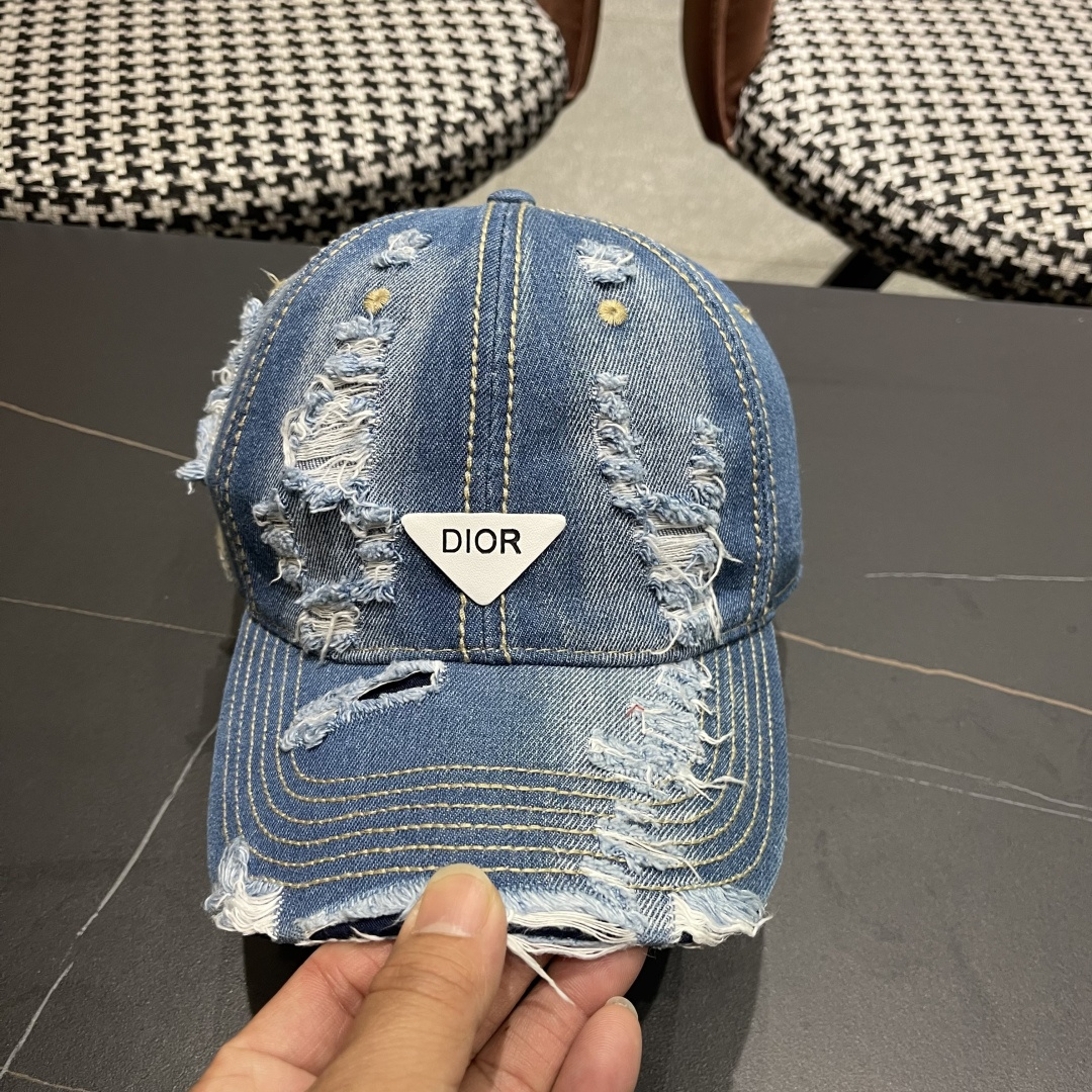  迪奥街头复古水洗破洞鸭舌帽小众磨破毛
边牛仔棒球帽