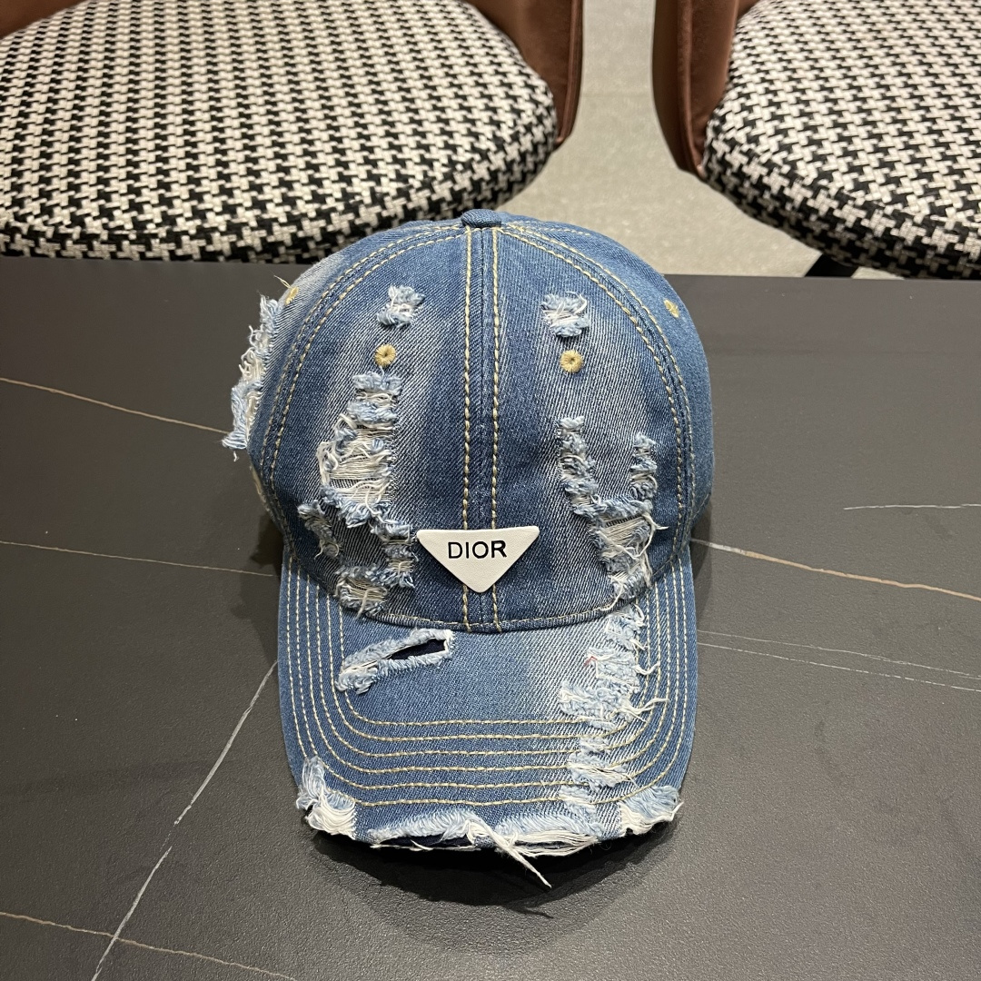  迪奥街头复古水洗破洞鸭舌帽小众磨破毛
边牛仔棒球帽