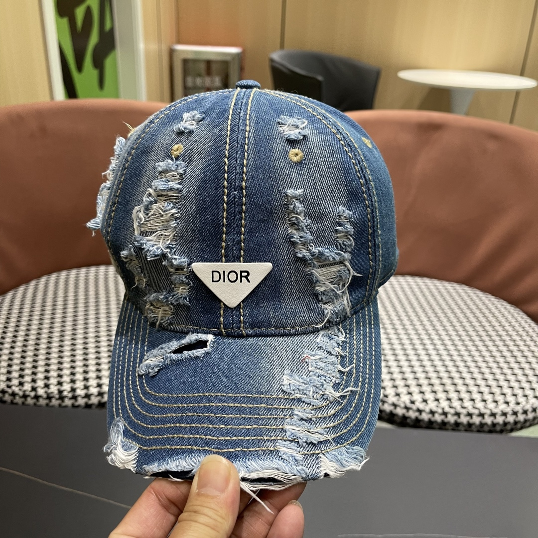 迪奥街头复古水洗破洞鸭舌帽小众磨破毛
边牛仔棒球帽