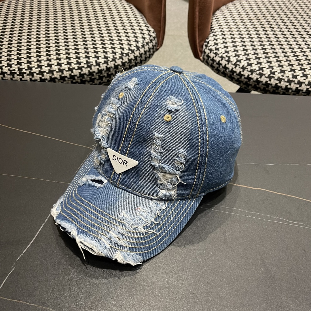  迪奥街头复古水洗破洞鸭舌帽小众磨破毛
边牛仔棒球帽
