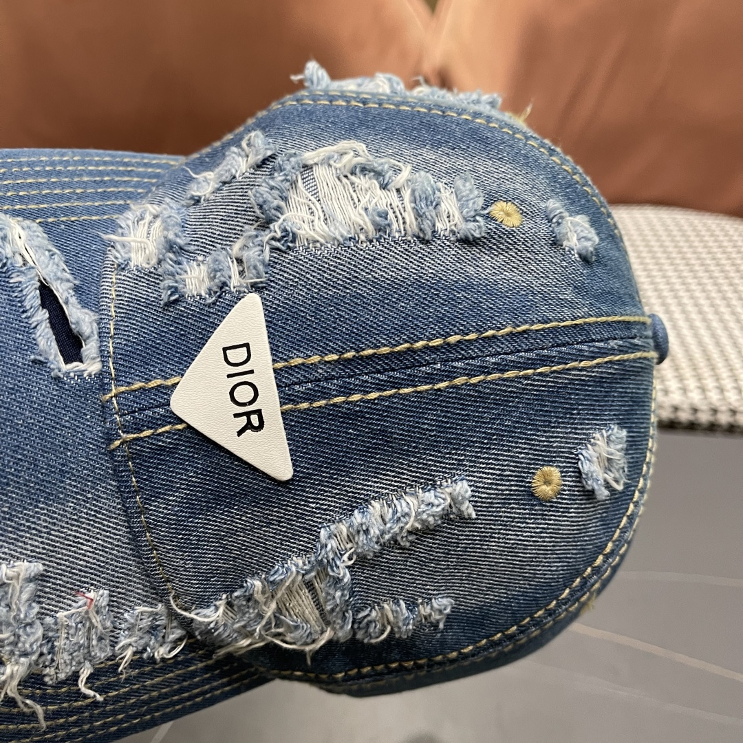  迪奥街头复古水洗破洞鸭舌帽小众磨破毛
边牛仔棒球帽