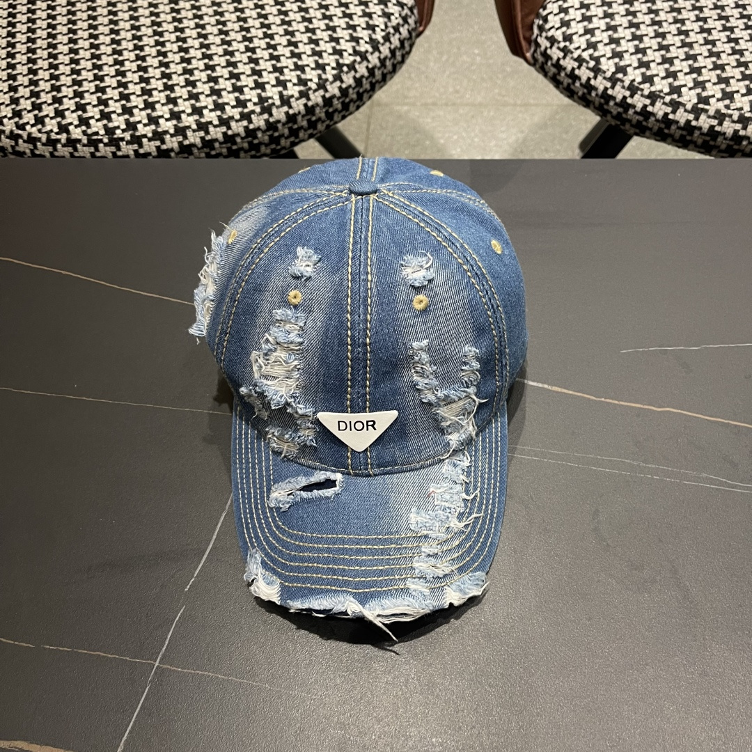  迪奥街头复古水洗破洞鸭舌帽小众磨破毛
边牛仔棒球帽