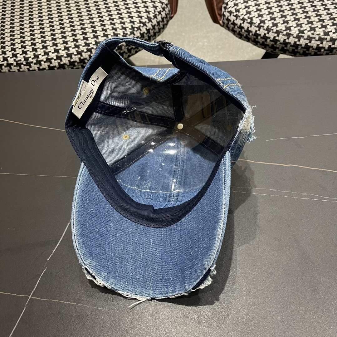  迪奥街头复古水洗破洞鸭舌帽小众磨破毛
边牛仔棒球帽