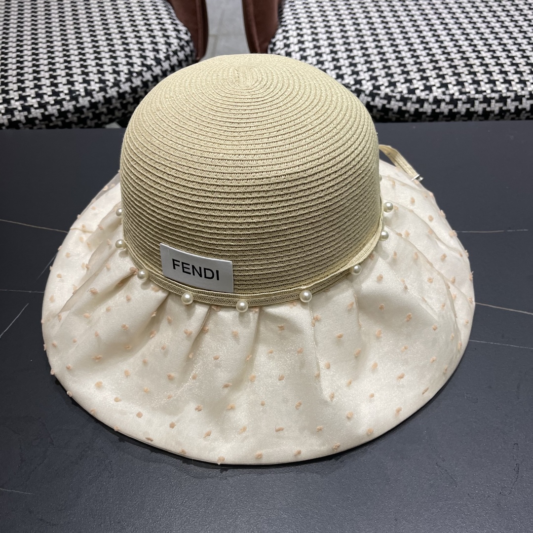  Fendi 芬迪夏季新款珍珠帽子女百搭针织透气户外防晒遮阳帽
夏季蝴蝶结太


