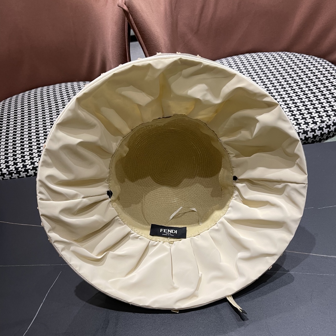  Fendi 芬迪夏季新款珍珠帽子女百搭针织透气户外防晒遮阳帽
夏季蝴蝶结太


