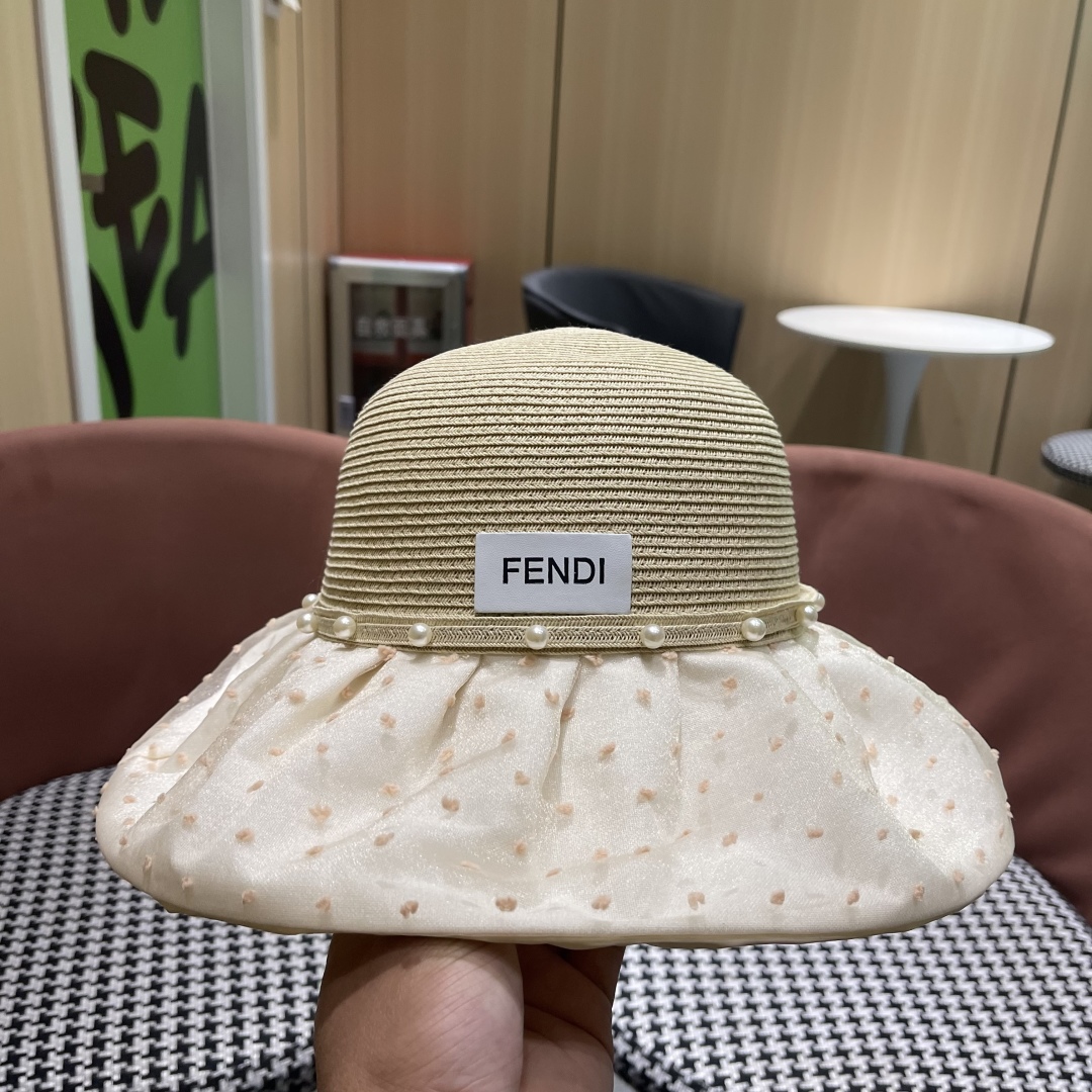  Fendi 芬迪夏季新款珍珠帽子女百搭针织透气户外防晒遮阳帽
夏季蝴蝶结太


