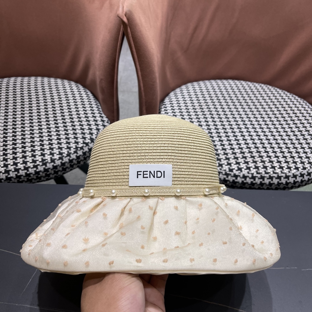  Fendi 芬迪夏季新款珍珠帽子女百搭针织透气户外防晒遮阳帽
夏季蝴蝶结太


