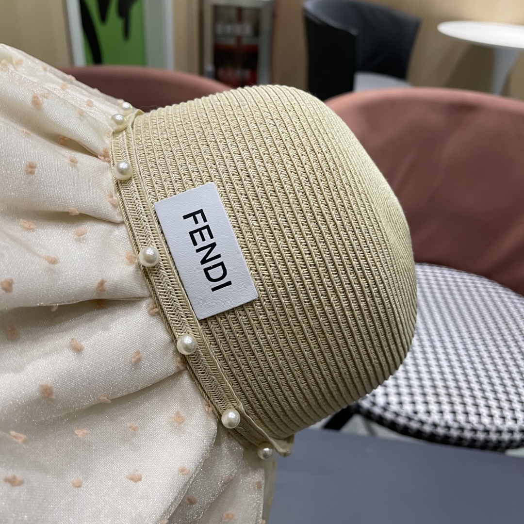  Fendi 芬迪夏季新款珍珠帽子女百搭针织透气户外防晒遮阳帽
夏季蝴蝶结太


