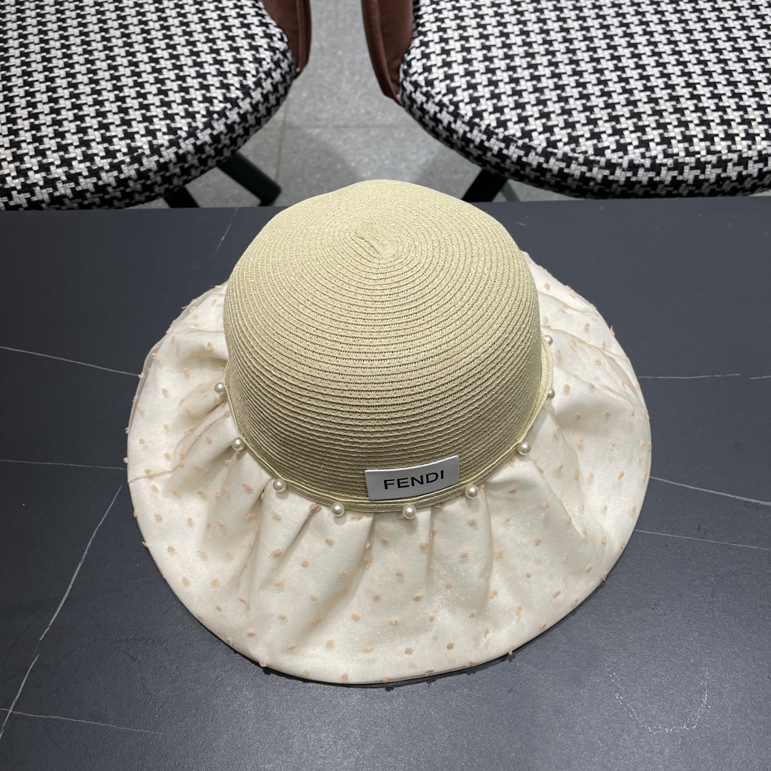  Fendi 芬迪夏季新款珍珠帽子女百搭针织透气户外防晒遮阳帽
夏季蝴蝶结太



