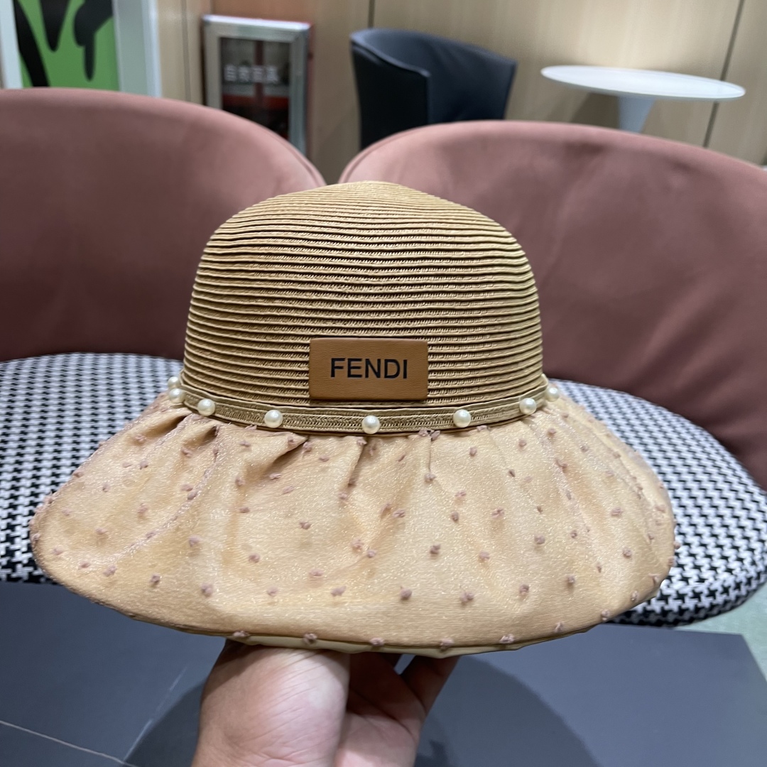  Fendi 芬迪夏季新款珍珠帽子女百搭针织透气户外防晒遮阳帽
夏季蝴蝶结太