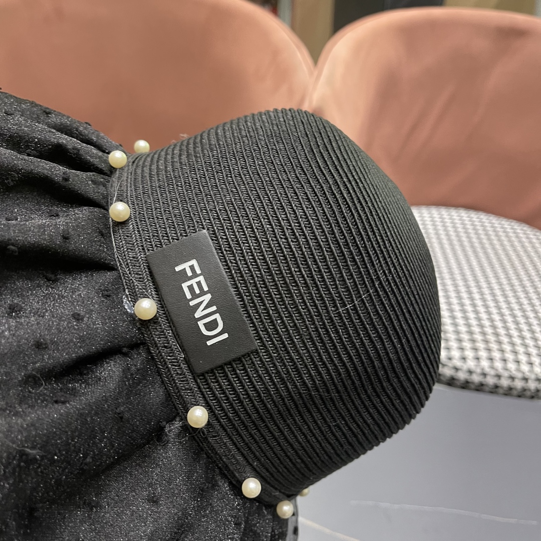  Fendi 芬迪夏季新款珍珠帽子女百搭针织透气户外防晒遮阳帽
夏季蝴蝶结太