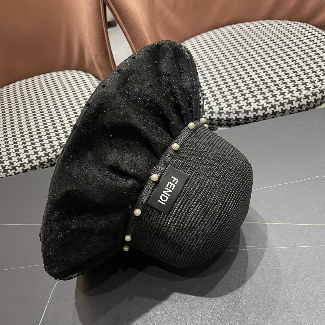  Fendi 芬迪夏季新款珍珠帽子女百搭针织透气户外防晒遮阳帽
夏季蝴蝶结太