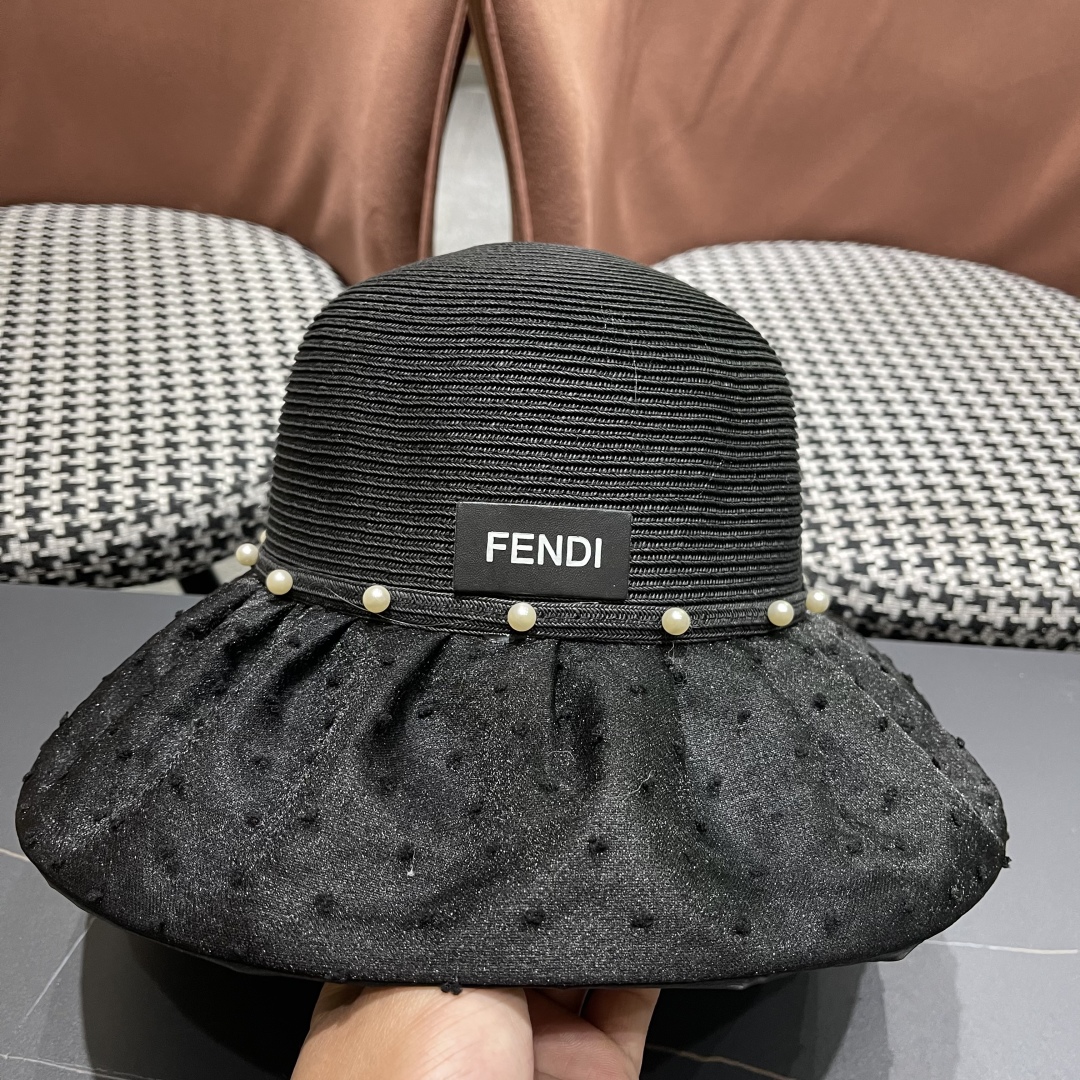  Fendi 芬迪夏季新款珍珠帽子女百搭针织透气户外防晒遮阳帽
夏季蝴蝶结太