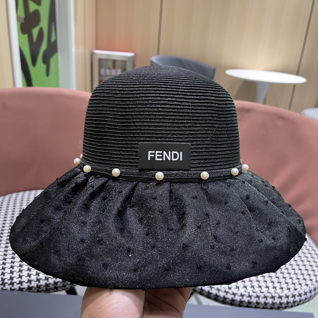  Fendi 芬迪夏季新款珍珠帽子女百搭针织透气户外防晒遮阳帽
夏季蝴蝶结太
