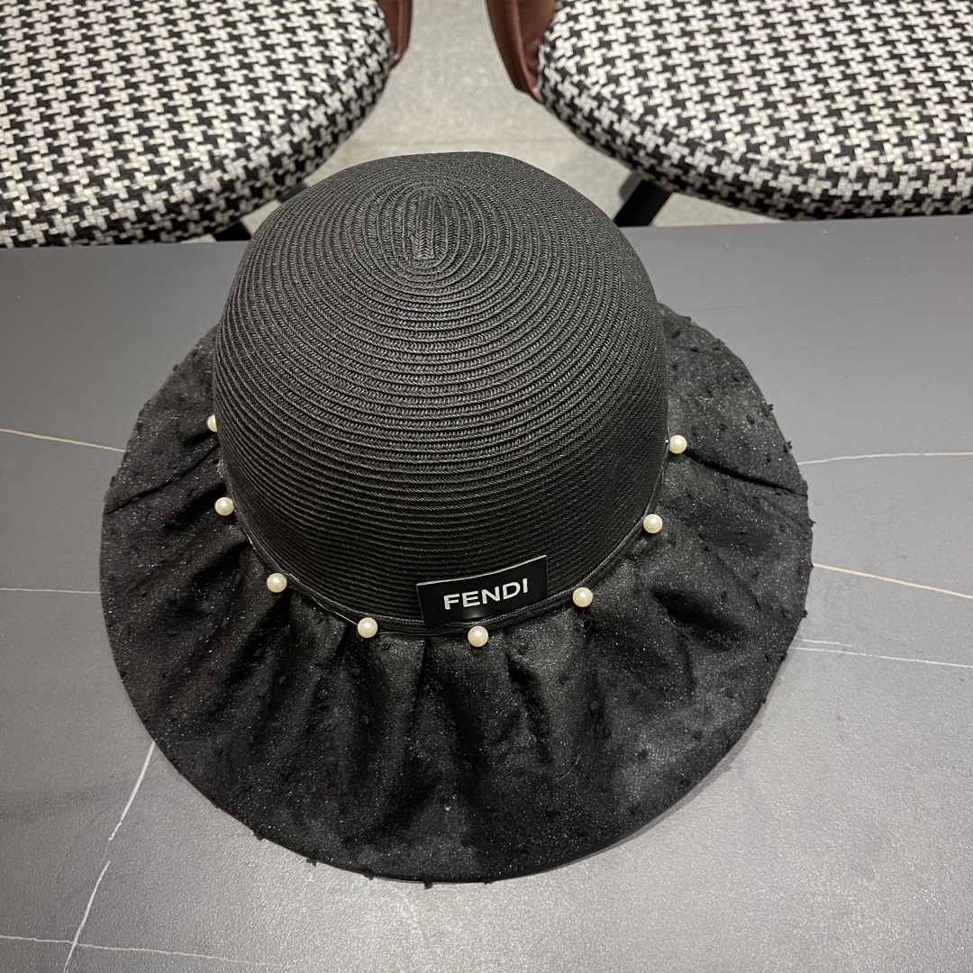  Fendi 芬迪夏季新款珍珠帽子女百搭针织透气户外防晒遮阳帽
夏季蝴蝶结太