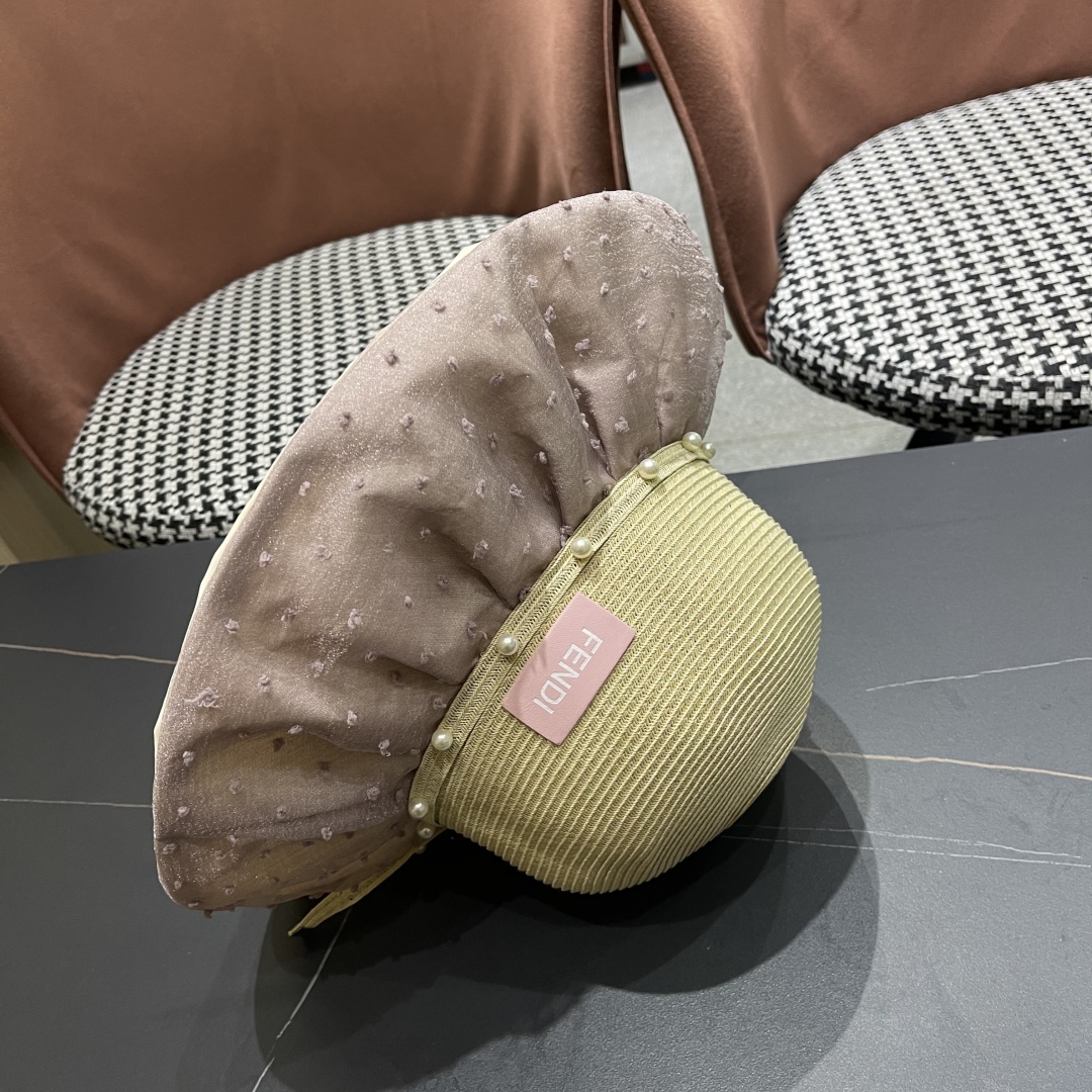  Fendi 芬迪夏季新款珍珠帽子女百搭针织透气户外防晒遮阳帽
夏季蝴蝶结太