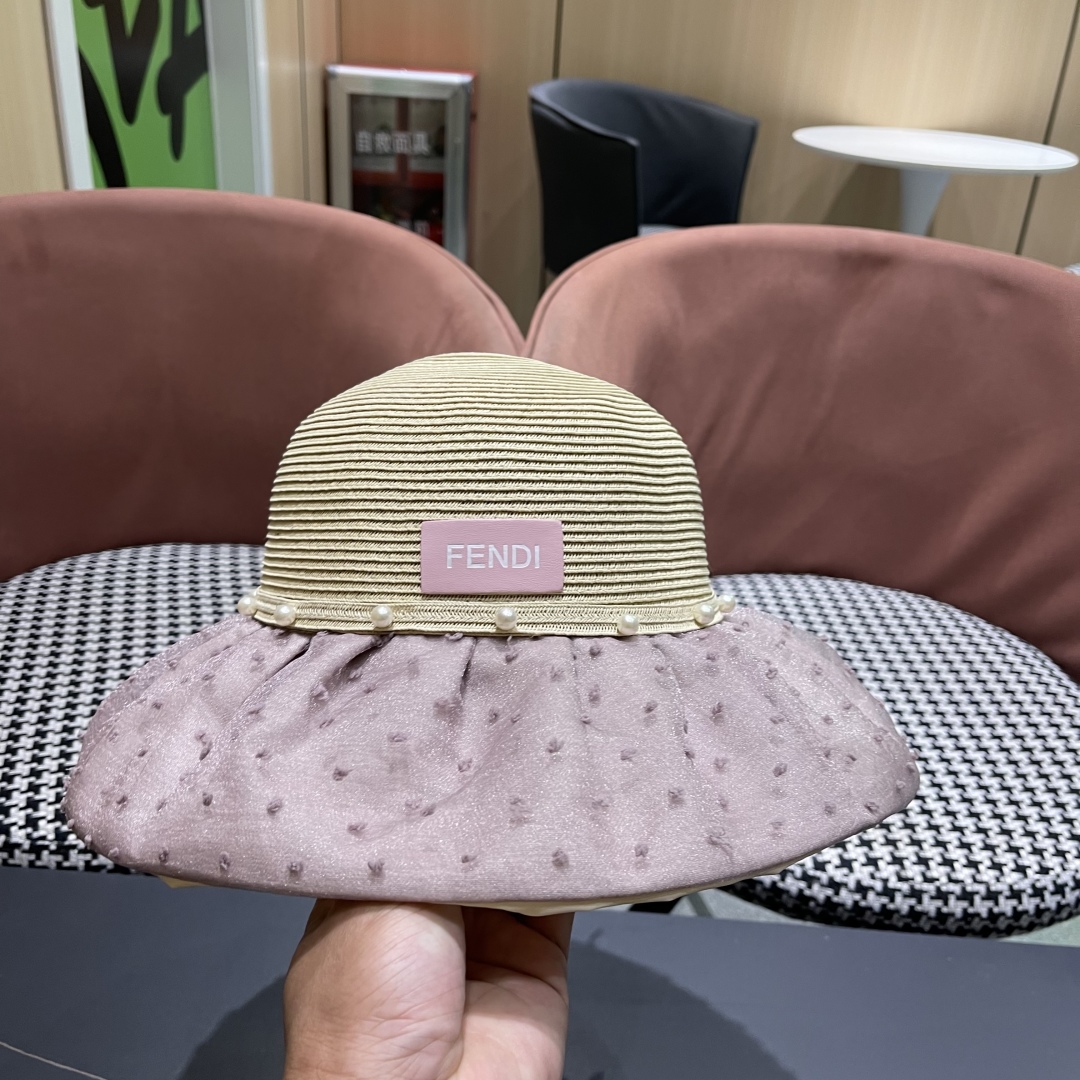  Fendi 芬迪夏季新款珍珠帽子女百搭针织透气户外防晒遮阳帽
夏季蝴蝶结太