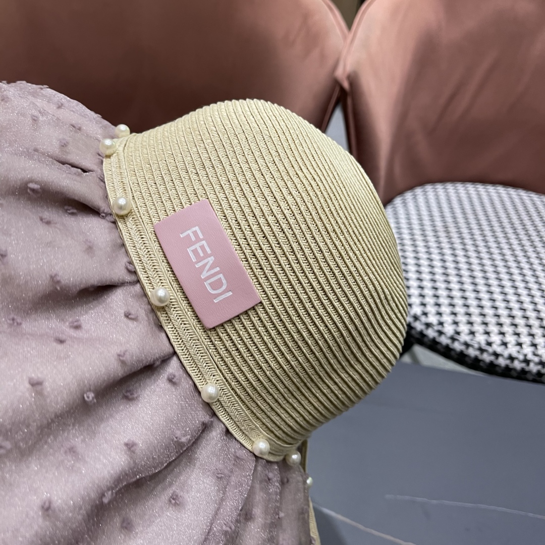  Fendi 芬迪夏季新款珍珠帽子女百搭针织透气户外防晒遮阳帽
夏季蝴蝶结太