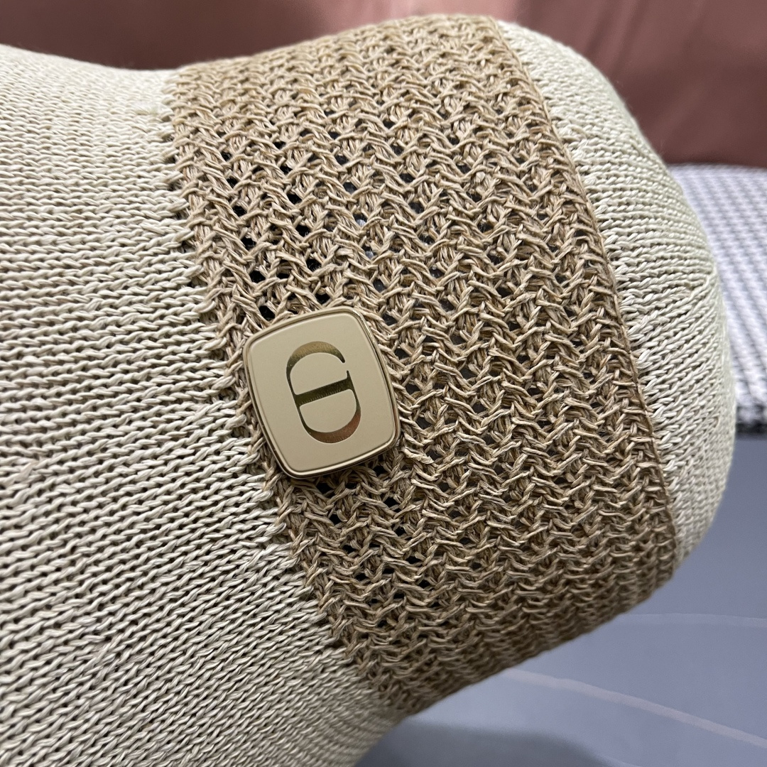  Dior迪奥新款设计感水桶帽前长后短帽条纹简约盆帽透气
镂空防晒撞色太阳帽