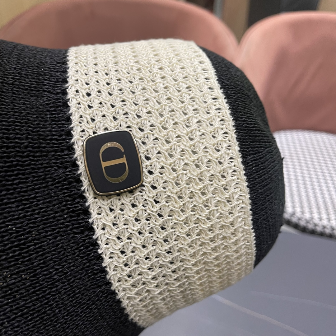  Dior迪奥新款设计感水桶帽前长后短帽条纹简约盆帽透气
镂空防晒撞色太阳帽