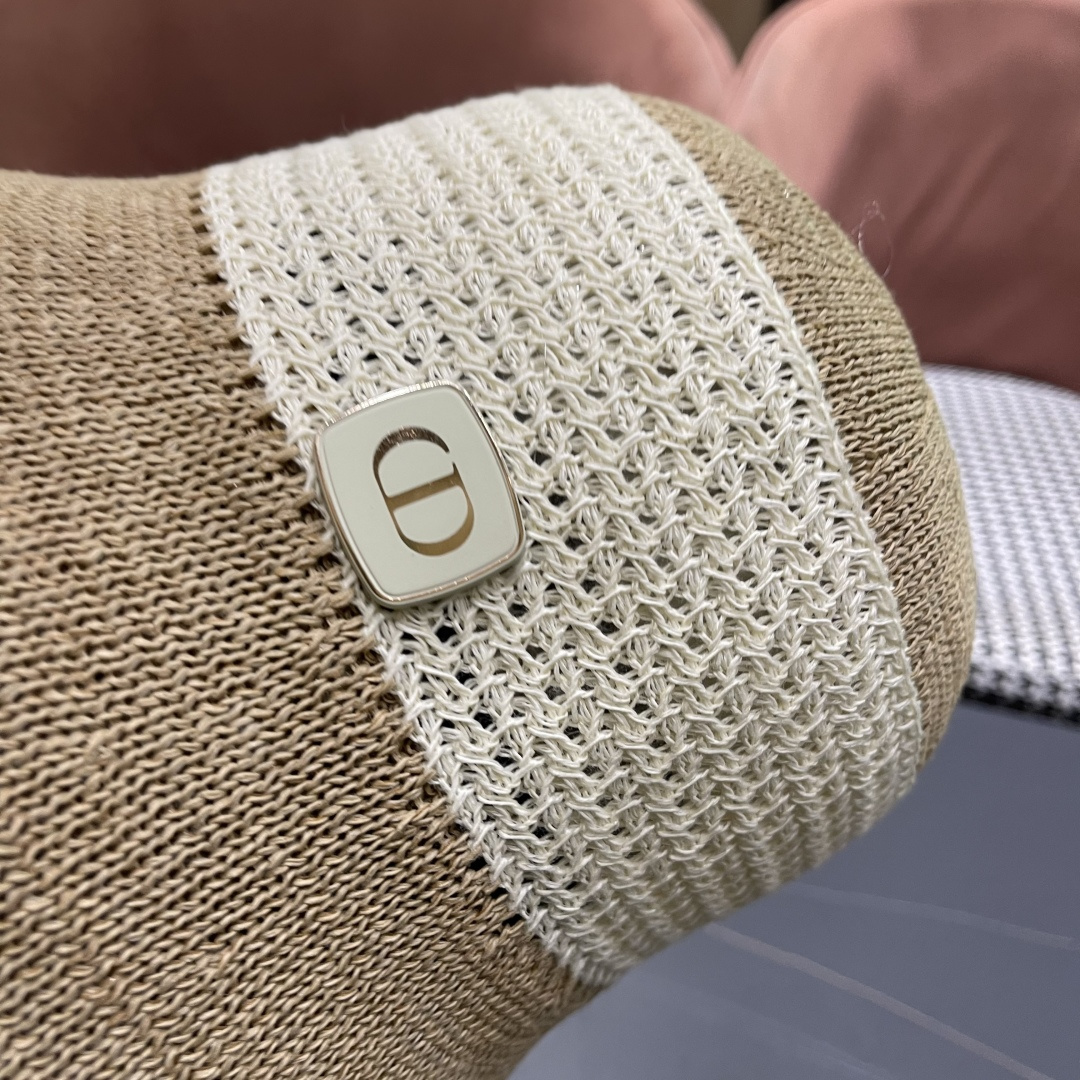  Dior迪奥新款设计感水桶帽前长后短帽条纹简约盆帽透气
镂空防晒撞色太阳帽