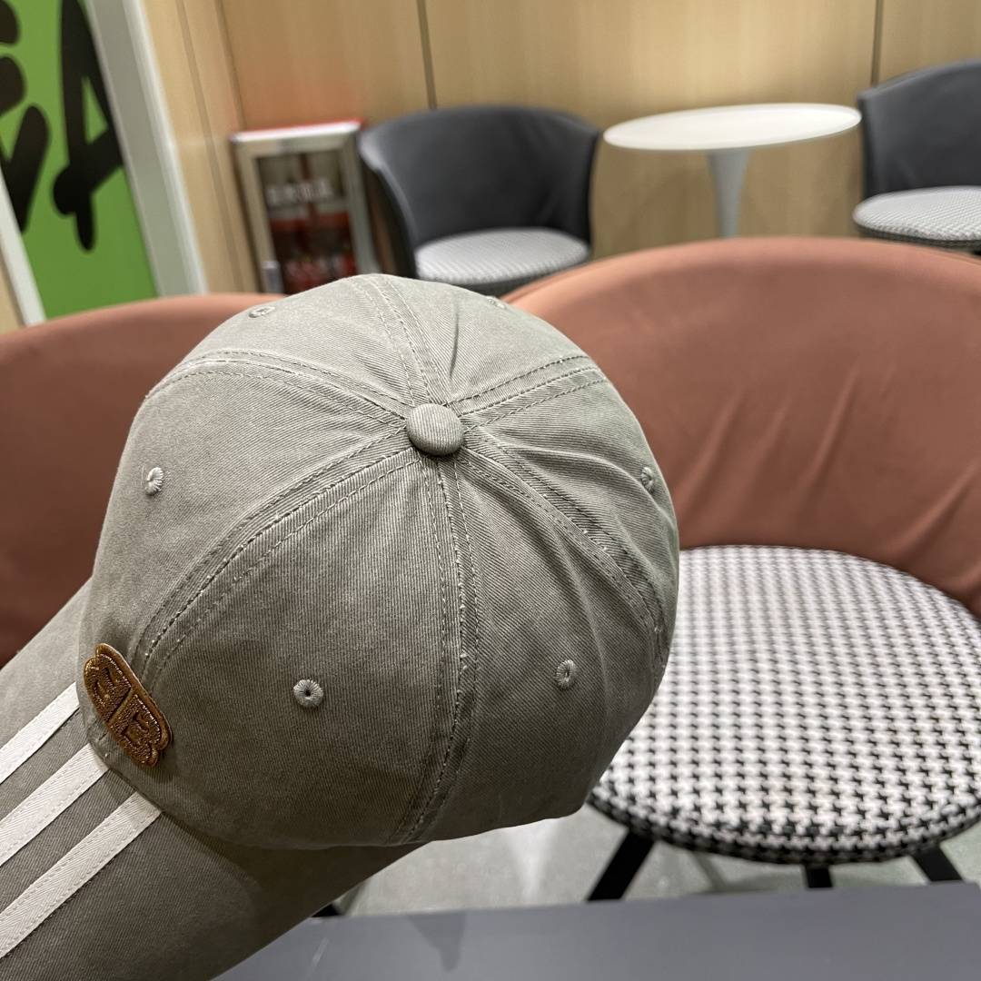 
BALENCIAGA巴黎世家新款棒球帽，很酷的色系，男女佩戴都有不同style，巴黎粉必入款！