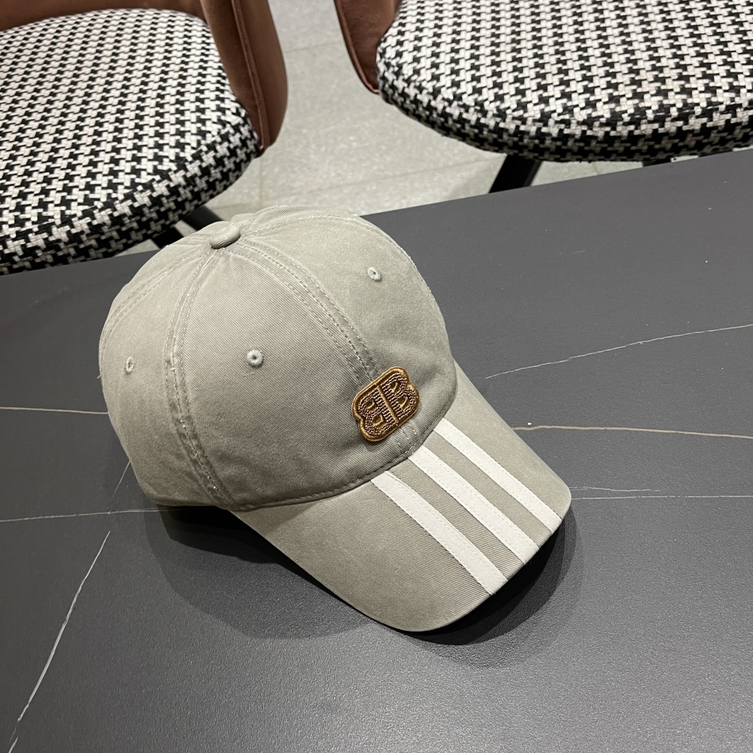 
BALENCIAGA巴黎世家新款棒球帽，很酷的色系，男女佩戴都有不同style，巴黎粉必入款！