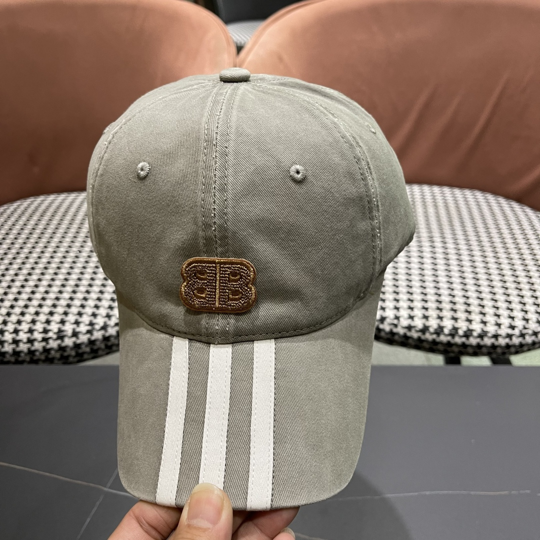 
BALENCIAGA巴黎世家新款棒球帽，很酷的色系，男女佩戴都有不同style，巴黎粉必入款！