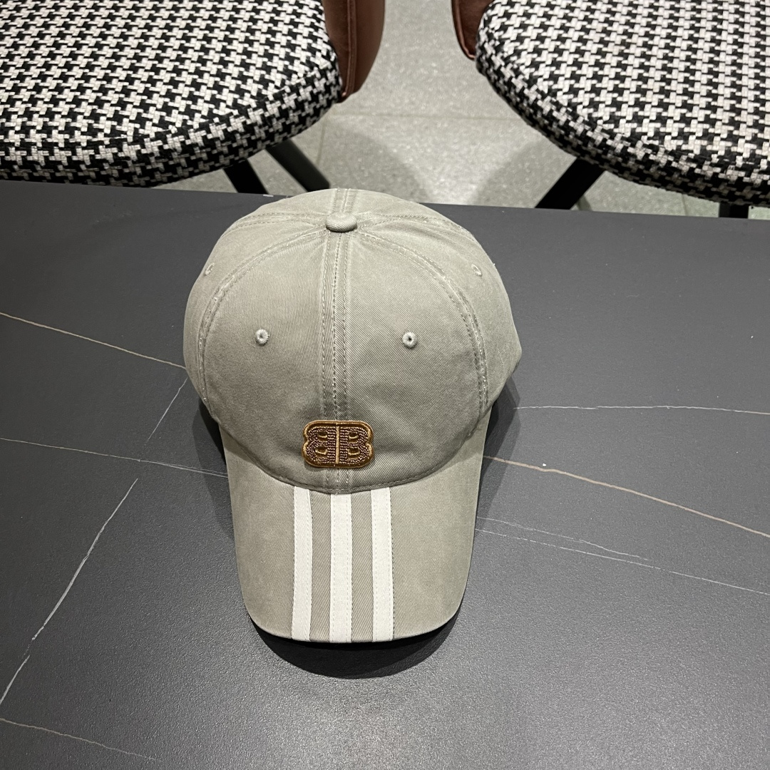 
BALENCIAGA巴黎世家新款棒球帽，很酷的色系，男女佩戴都有不同style，巴黎粉必入款！