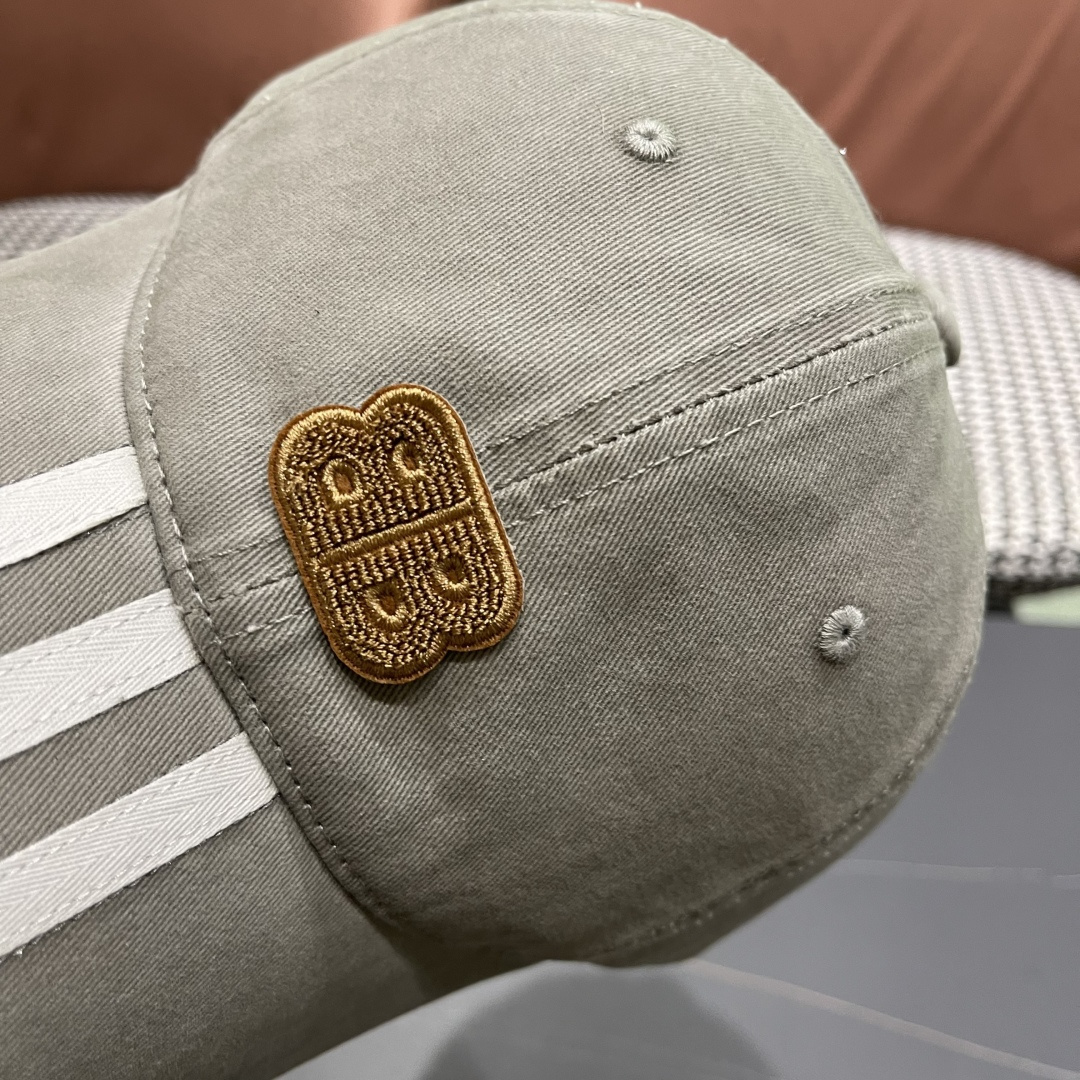 
BALENCIAGA巴黎世家新款棒球帽，很酷的色系，男女佩戴都有不同style，巴黎粉必入款！