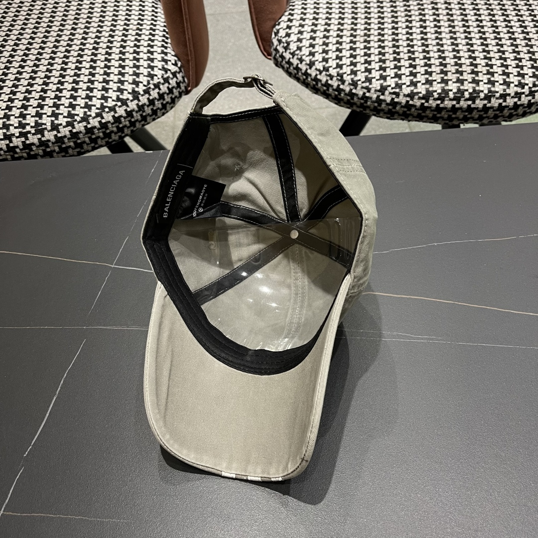 
BALENCIAGA巴黎世家新款棒球帽，很酷的色系，男女佩戴都有不同style，巴黎粉必入款！
