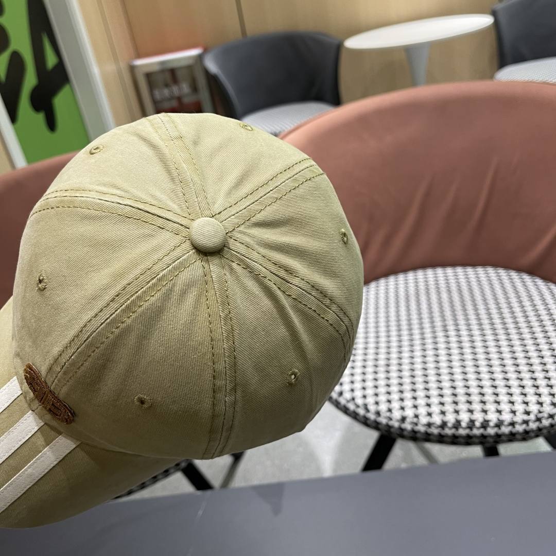 
BALENCIAGA巴黎世家新款棒球帽，很酷的色系，男女佩戴都有不同style，巴黎粉必入款！