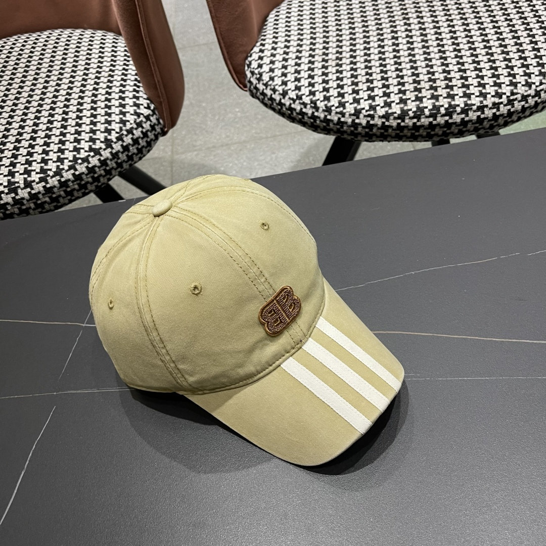 
BALENCIAGA巴黎世家新款棒球帽，很酷的色系，男女佩戴都有不同style，巴黎粉必入款！