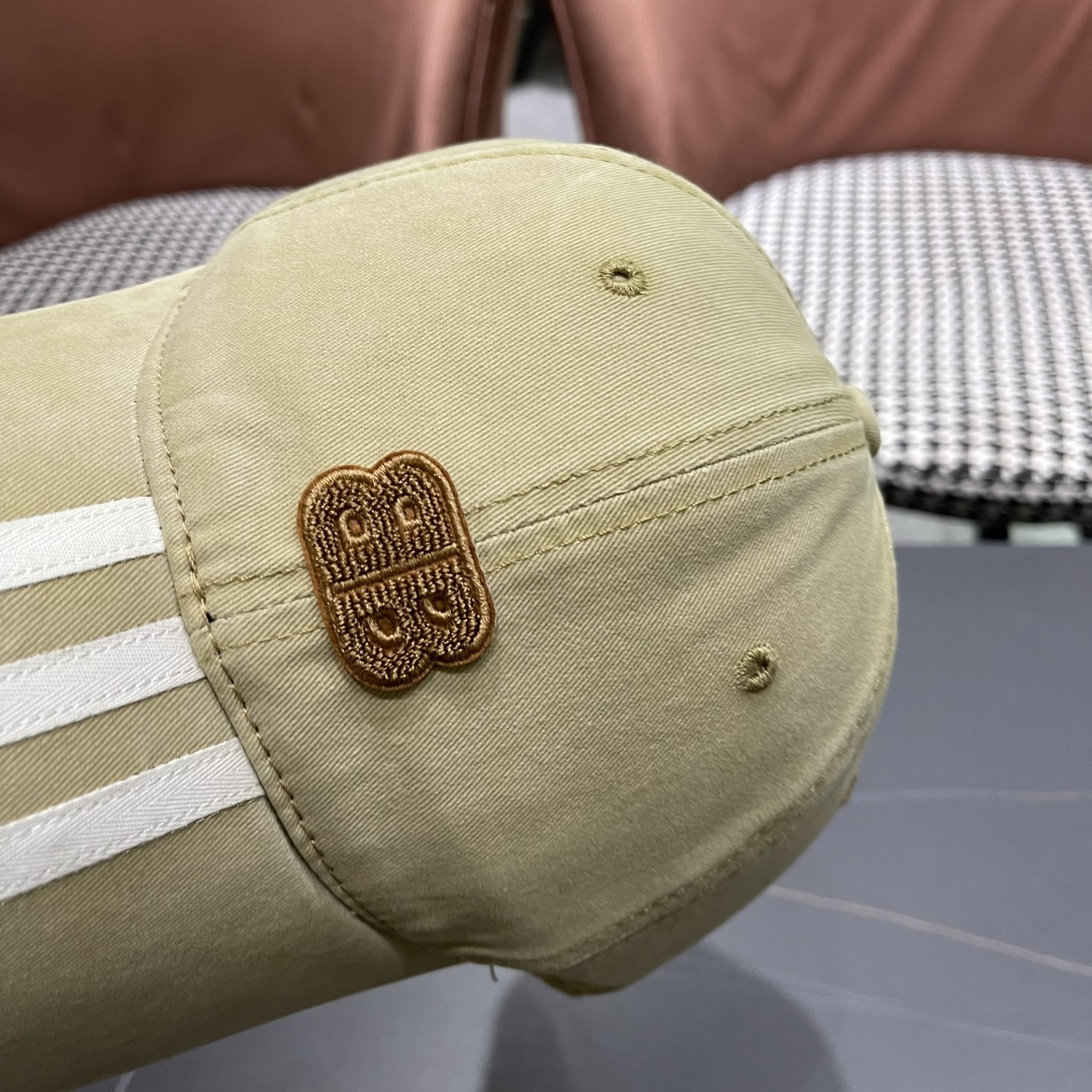 
BALENCIAGA巴黎世家新款棒球帽，很酷的色系，男女佩戴都有不同style，巴黎粉必入款！