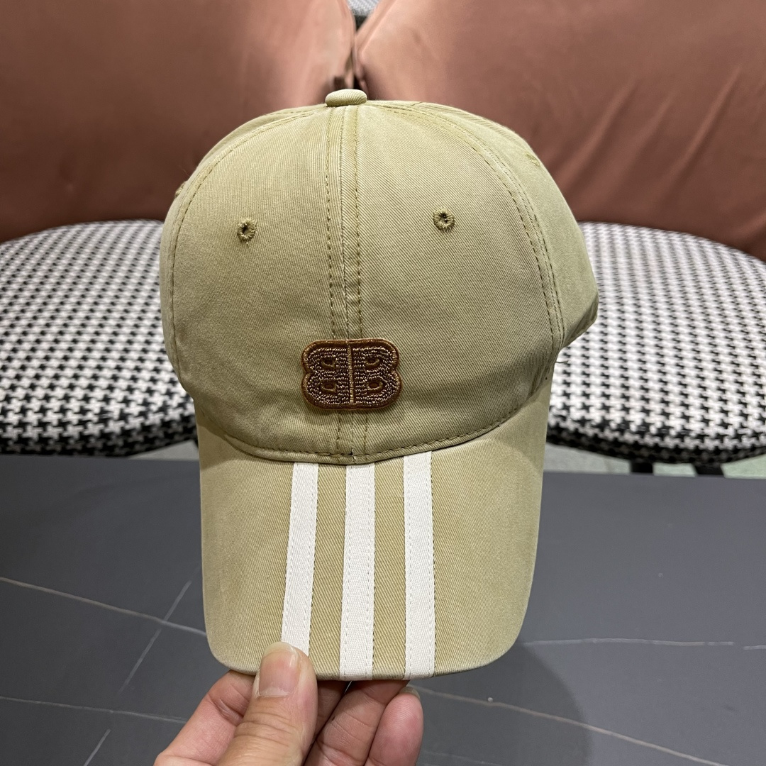 
BALENCIAGA巴黎世家新款棒球帽，很酷的色系，男女佩戴都有不同style，巴黎粉必入款！