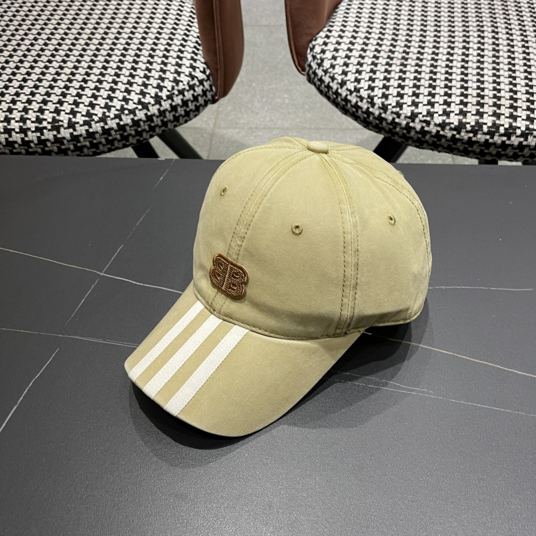 
BALENCIAGA巴黎世家新款棒球帽，很酷的色系，男女佩戴都有不同style，巴黎粉必入款！