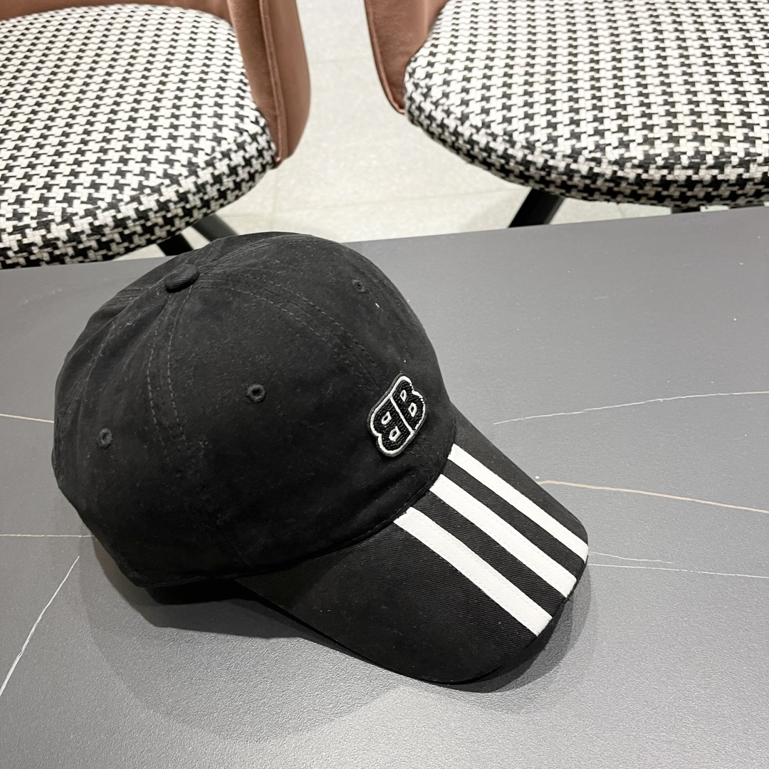 
BALENCIAGA巴黎世家新款棒球帽，很酷的色系，男女佩戴都有不同style，巴黎粉必入款！