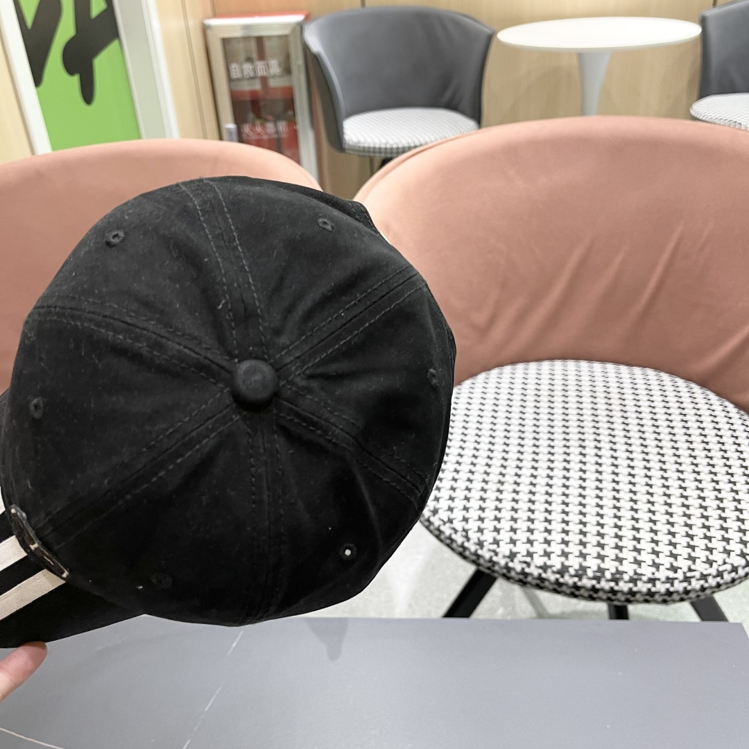 
BALENCIAGA巴黎世家新款棒球帽，很酷的色系，男女佩戴都有不同style，巴黎粉必入款！