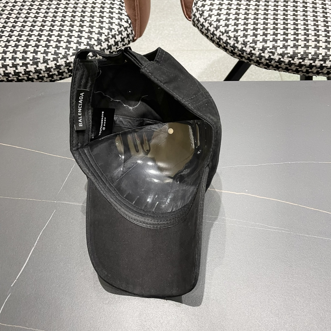 
BALENCIAGA巴黎世家新款棒球帽，很酷的色系，男女佩戴都有不同style，巴黎粉必入款！