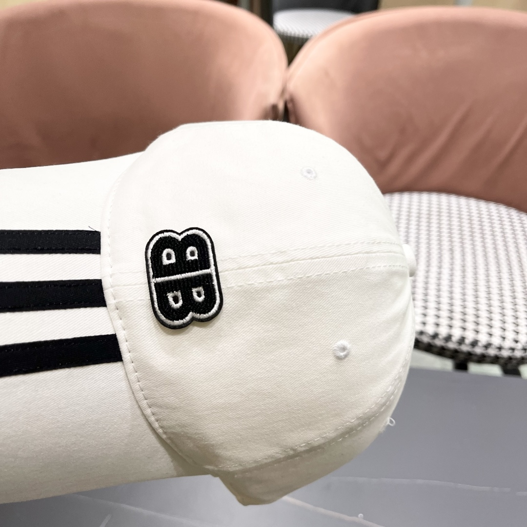 
BALENCIAGA巴黎世家新款棒球帽，很酷的色系，男女佩戴都有不同style，巴黎粉必入款！