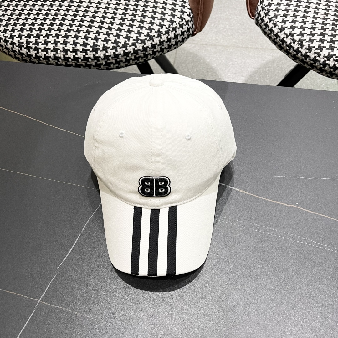 
BALENCIAGA巴黎世家新款棒球帽，很酷的色系，男女佩戴都有不同style，巴黎粉必入款！