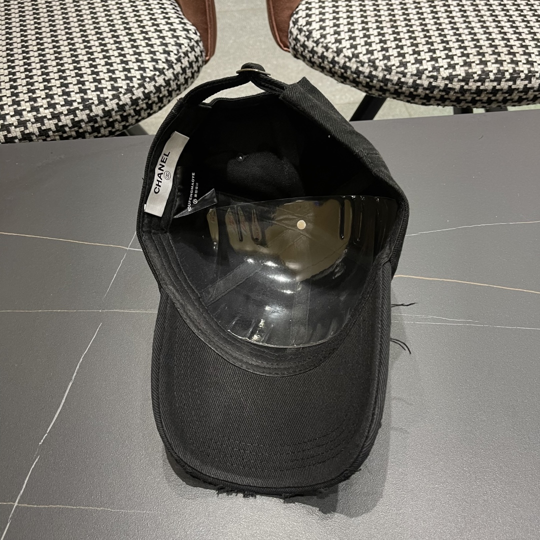  香奈儿Chanel新款做旧破洞棒球帽当下爆热的色系-街头感十足！Get上你们的男朋友，一起cool